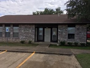 112 Dixon Dr in Devine, TX - Foto de edificio - Building Photo