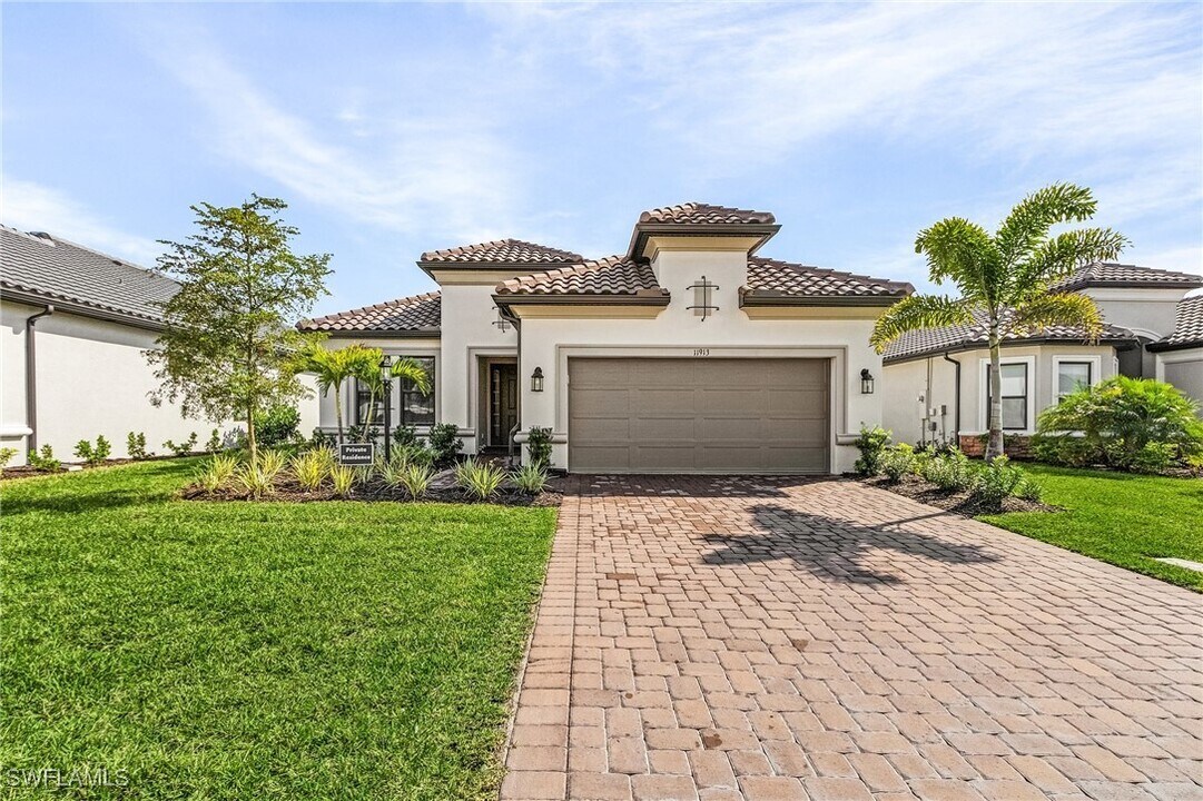 11913 Noveli Court in Ft. Myers, FL - Foto de edificio