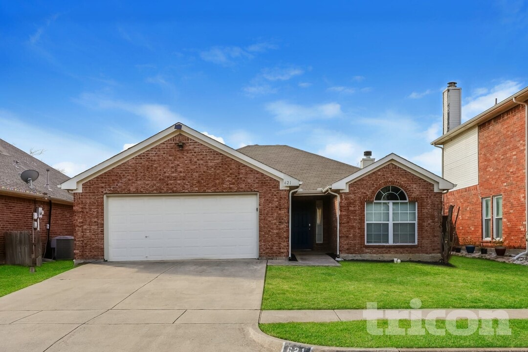 621 Babbling Brook Dr in Saginaw, TX - Foto de edificio