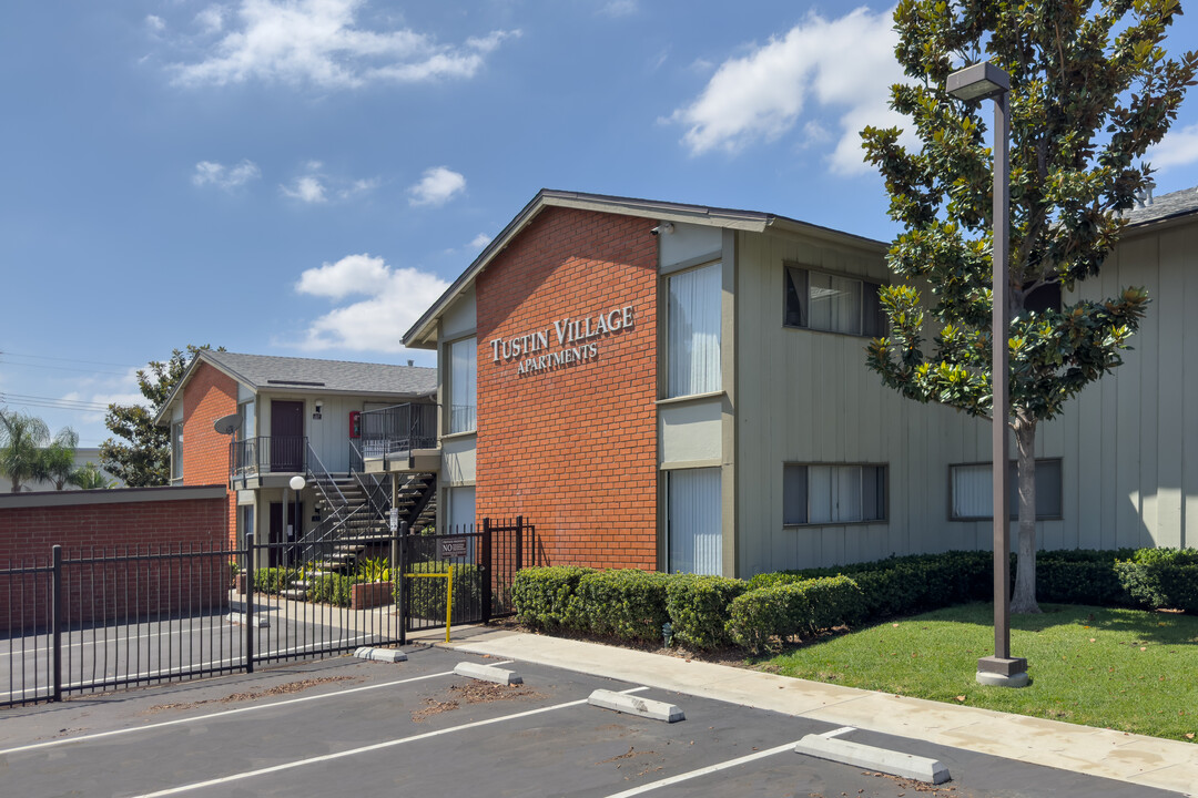 Tustin Village Apartments in Tustin, CA - Building Photo