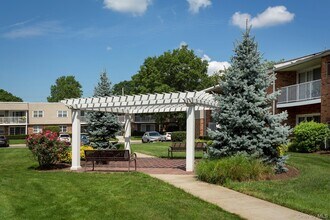 35 Westwood Dr in Westbury, NY - Building Photo - Building Photo