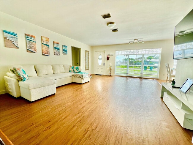 133 NE 1st St in Satellite Beach, FL - Building Photo - Building Photo