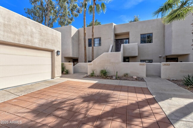 property at 2931 E Rose Ln