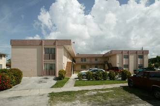 6365 SW 8th St in West Miami, FL - Building Photo - Building Photo