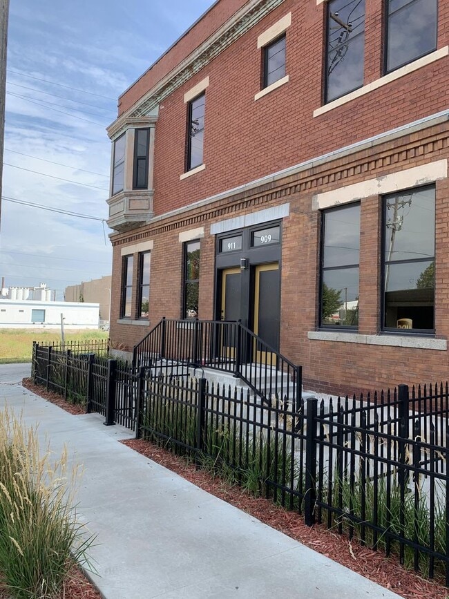 property at 909 N 17th St