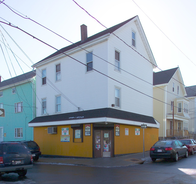 362 5th St in Fall River, MA - Foto de edificio - Building Photo