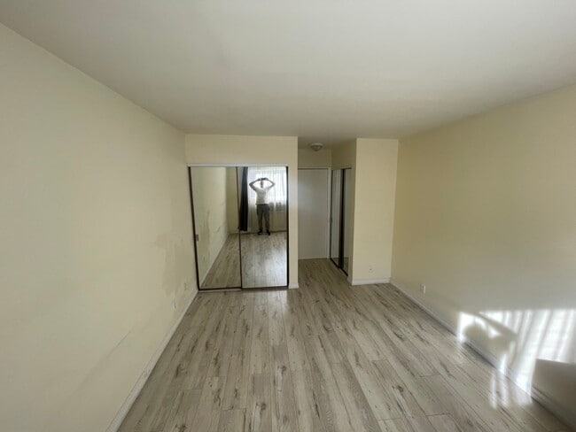 17900 Sherman Way, Unit 234 in Reseda, CA - Foto de edificio - Building Photo