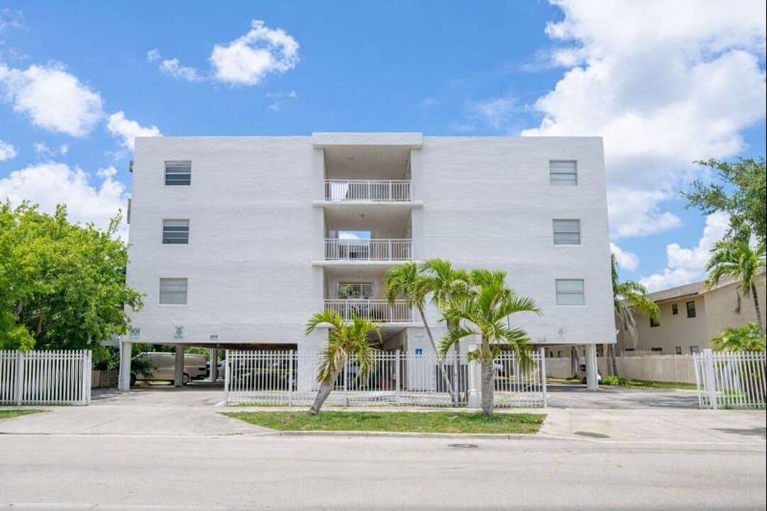 1095 W 77 St Hialeah, FL 33014 in Hialeah, FL - Building Photo