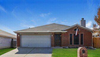 1933 Cedar Tree Dr in Fort Worth, TX - Building Photo
