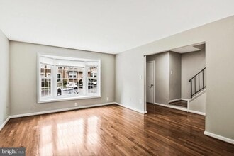 10257 Friendship Ct in Fairfax, VA - Building Photo - Building Photo