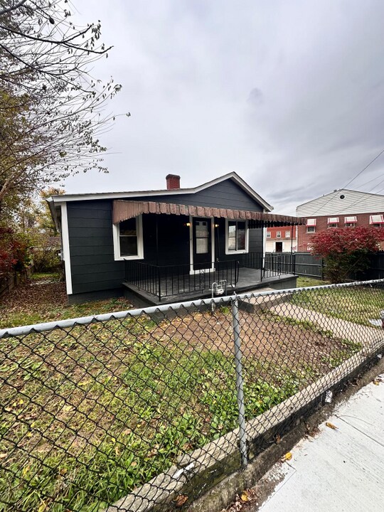 165 Highland Ave in Mckees Rocks, PA - Building Photo