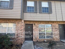 4004 W Pioneer Dr in Irving, TX - Building Photo