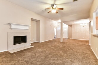 3219 Candlepine Dr in Spring, TX - Foto de edificio - Building Photo