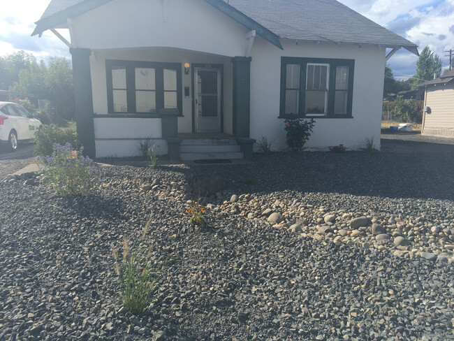 208 N Wenas Rd in Selah, WA - Building Photo - Building Photo