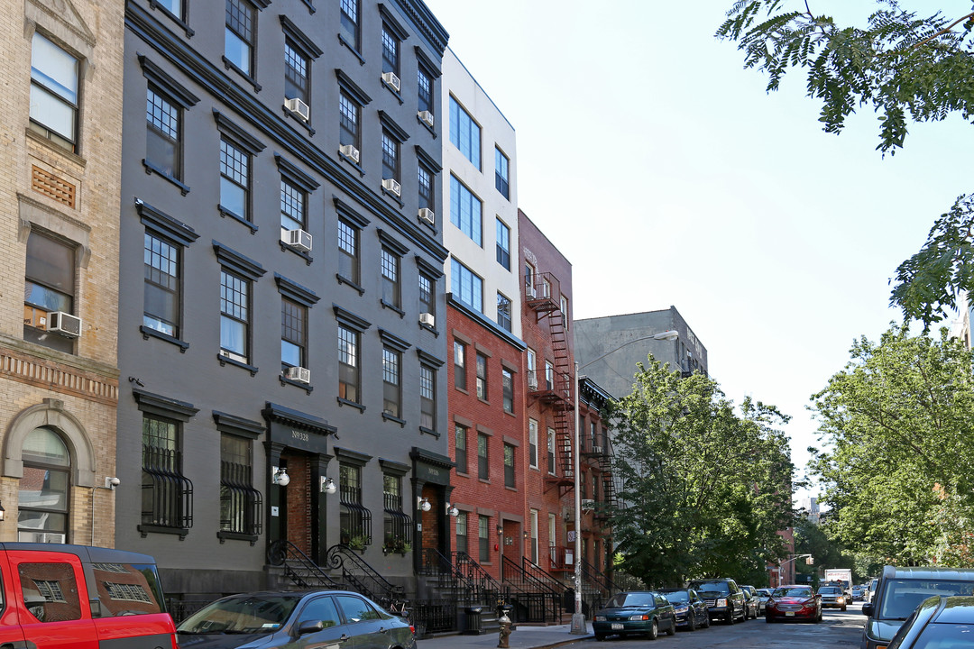 324 E 4th St in New York, NY - Building Photo