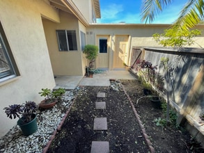 7369 Elmhurst Pl in Goleta, CA - Foto de edificio - Building Photo