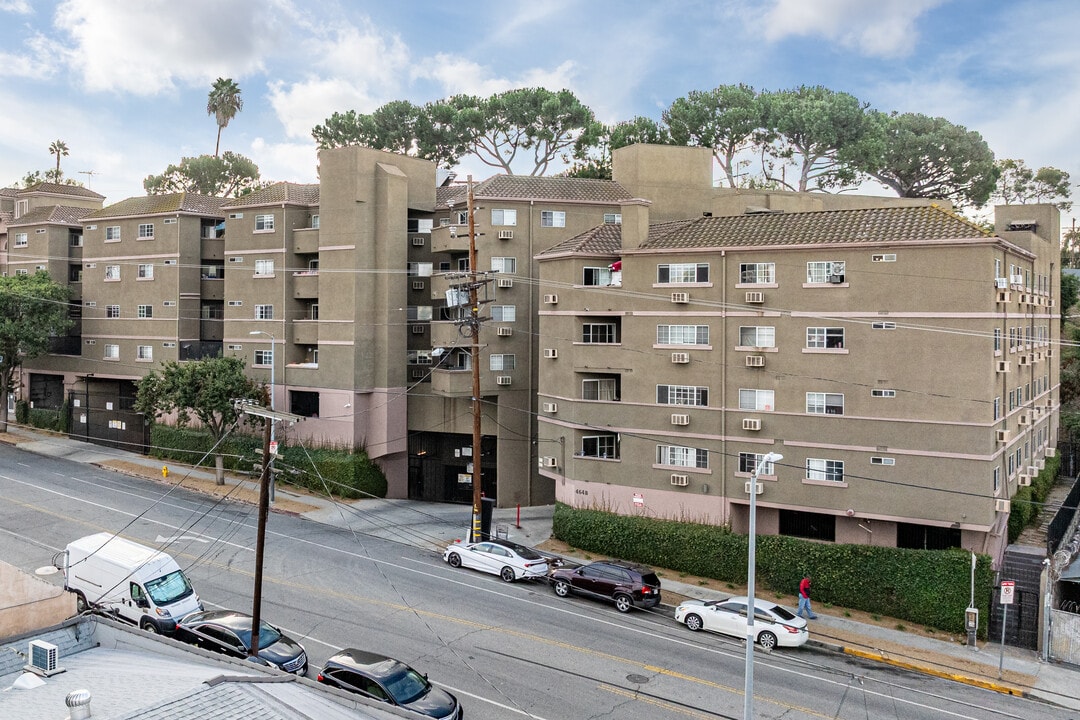 Sereno Hills in Los Angeles, CA - Foto de edificio