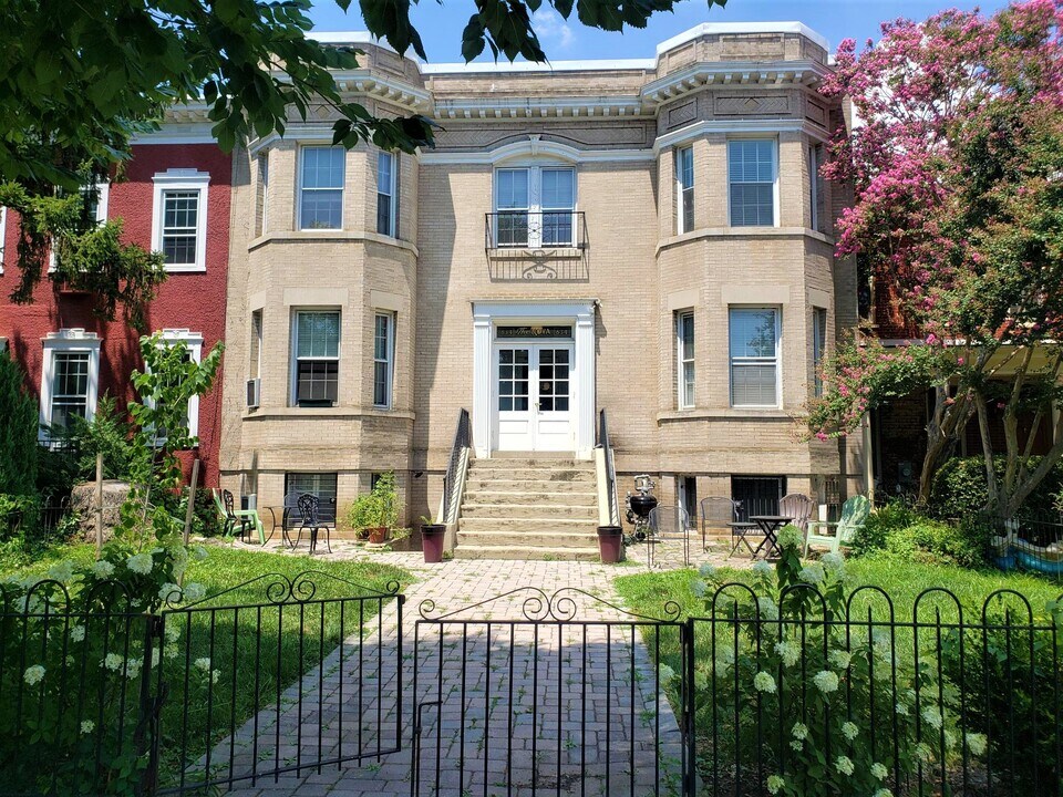 634 North Carolina Ave SE in Washington, DC - Building Photo