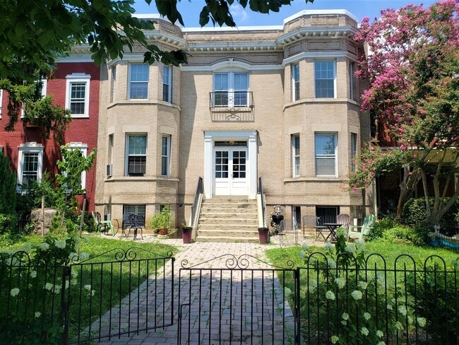 property at 634 North Carolina Ave SE