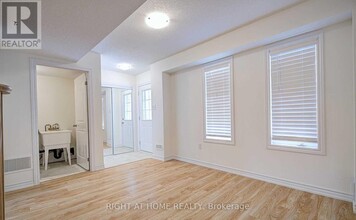 88-88 Decorso Dr in Guelph, ON - Building Photo - Building Photo