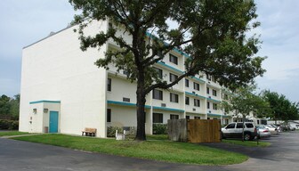 Greencastle Of Bayonet Point in Port Richey, FL - Building Photo