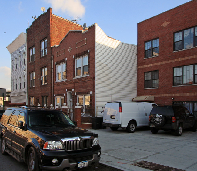 209 Central Ave in Brooklyn, NY - Foto de edificio - Building Photo