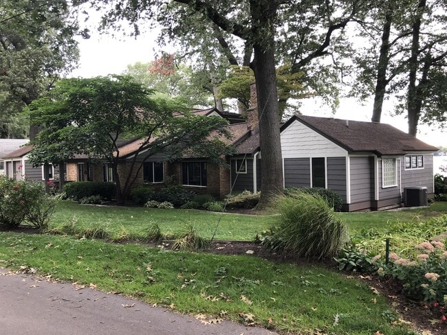 375 Big Bay Dr in Holland, MI - Building Photo - Building Photo