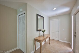 526 Lake Louise Cir in Naples, FL - Building Photo