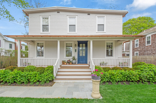 127 Meeting House Ln in Southampton, NY - Building Photo - Building Photo