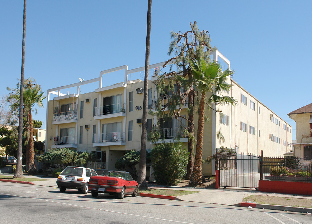 916 N Mariposa Ave in Los Angeles, CA - Building Photo