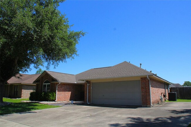 125 Bumelia St in Lake Jackson, TX - Building Photo - Building Photo