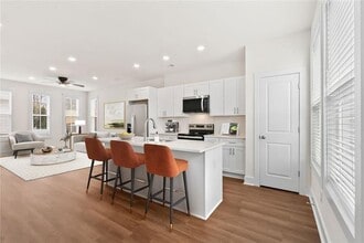 195 W Lake Ave NW in Atlanta, GA - Foto de edificio - Building Photo