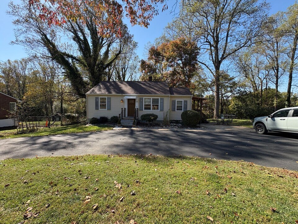 1036 Oakmont Cir in Lynchburg, VA - Building Photo