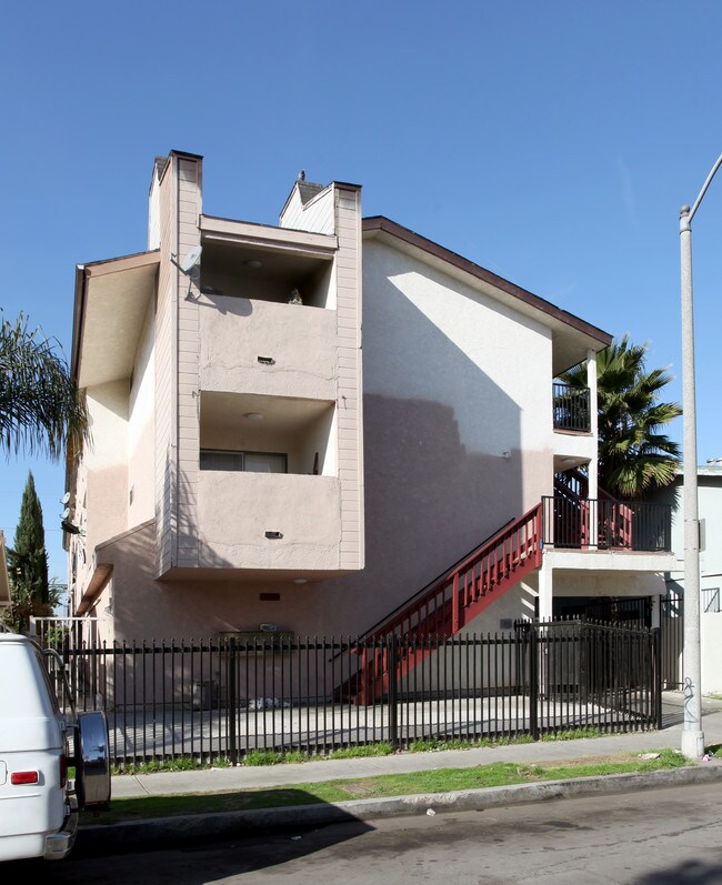 751 Cerritos Ave in Long Beach, CA - Foto de edificio - Building Photo