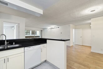 642 N West Knoll Dr. Apartments in West Hollywood, CA - Foto de edificio - Building Photo