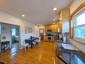65 Medford St, Unit #2 in Medford, MA - Foto de edificio - Building Photo