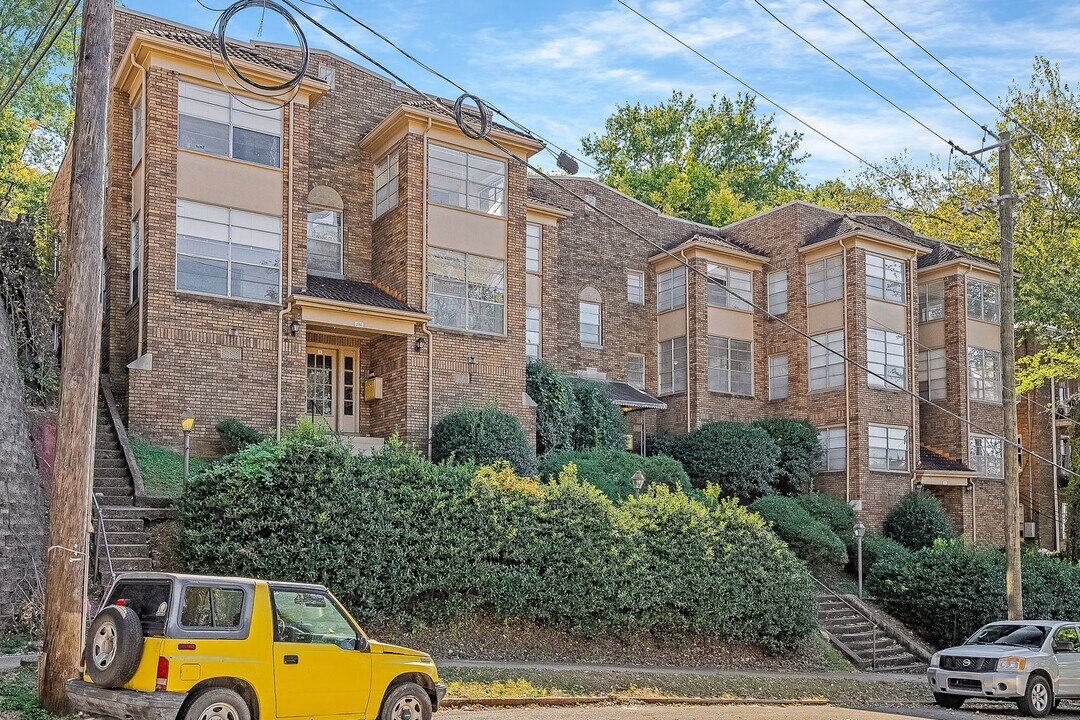 Oakmont Apartments in Birmingham, AL - Building Photo