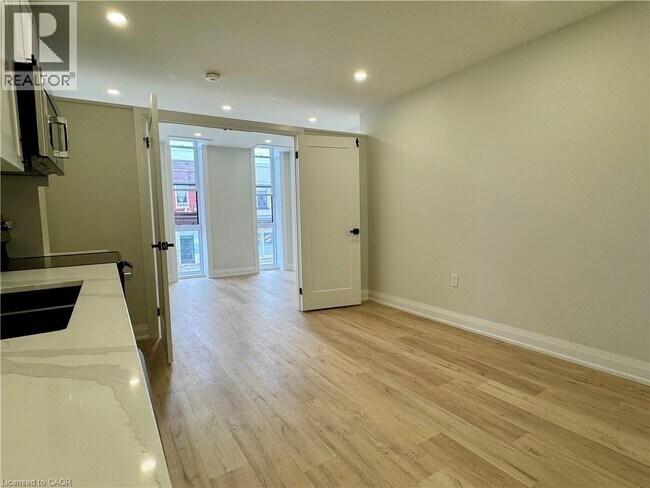 588 Barton St E in Hamilton, ON - Building Photo - Building Photo