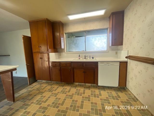 472 E Roosevelt St in Coalinga, CA - Foto de edificio - Building Photo