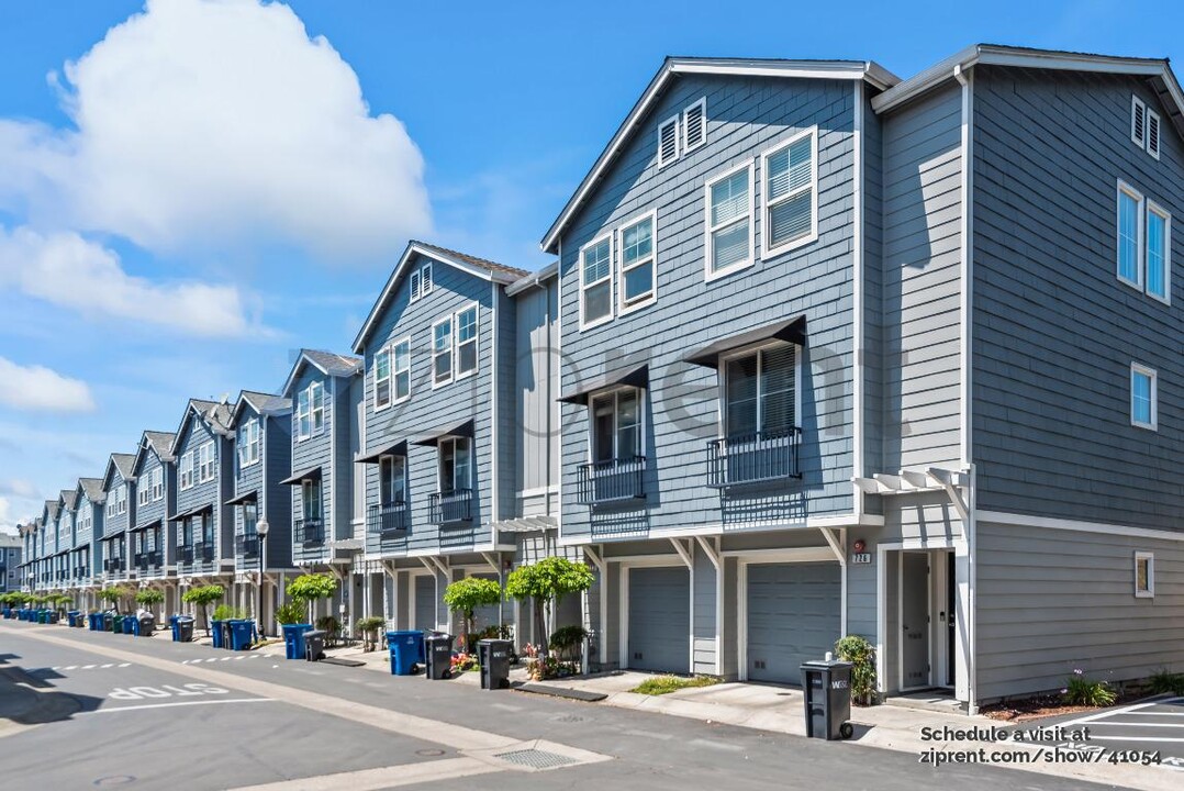 722 Kingsford Way in Hayward, CA - Building Photo