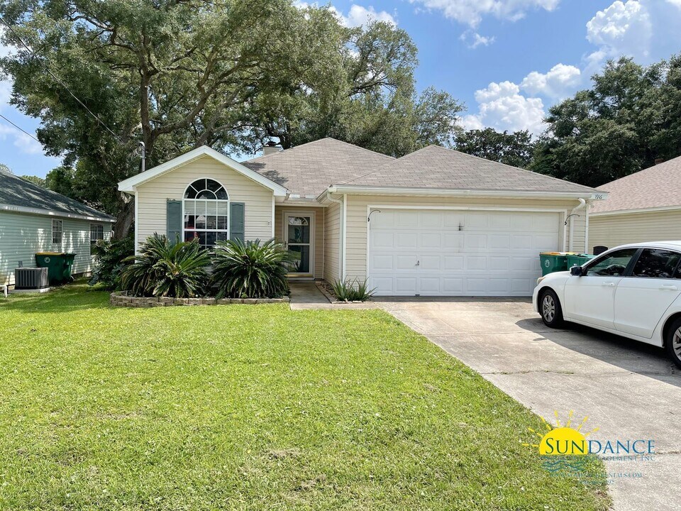 1916 Spiller Way in Fort Walton Beach, FL - Foto de edificio