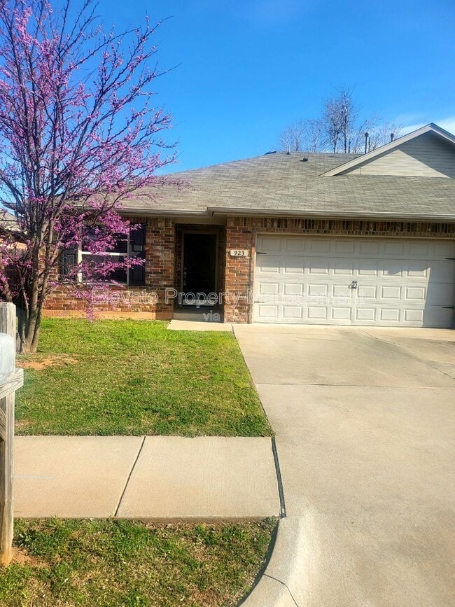 property at 923 West Prairie Wind Way