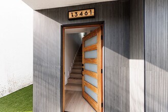 13461 Beach Ave in Marina Del Rey, CA - Foto de edificio - Building Photo