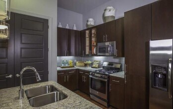 10200 Six Pines Dr in The Woodlands, TX - Building Photo - Building Photo