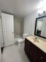 498 NW 165th St in Miami, FL - Building Photo