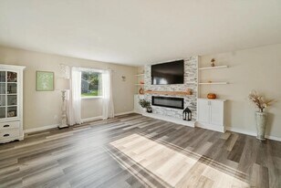 1954 Wisteria Rd in Rockford, IL - Building Photo