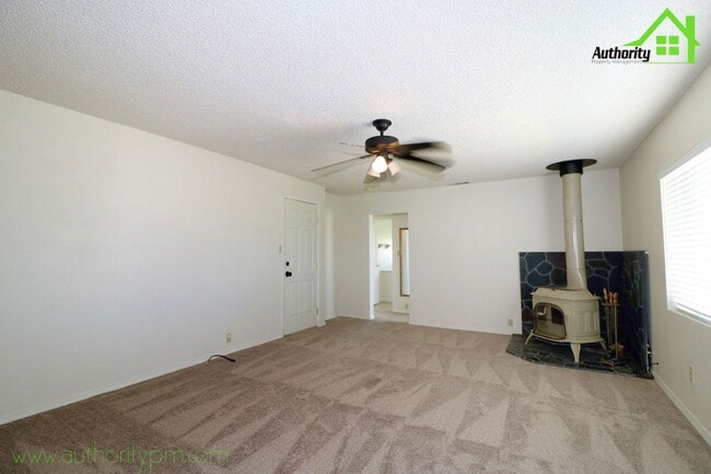 21627 7 Lakes Rd in Redding, CA - Building Photo - Building Photo