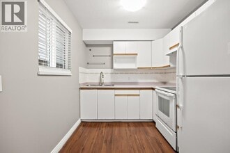 2453 Gillespie St in Port Coquitlam, BC - Building Photo - Building Photo