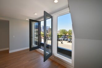 449 W Broadway, Unit 2 in Boston, MA - Building Photo - Building Photo