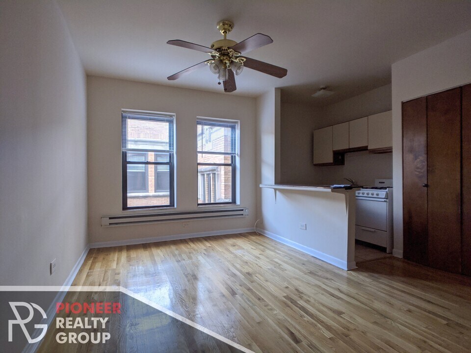 813 W Cornelia Ave, Unit 821A-113 in Chicago, IL - Foto de edificio